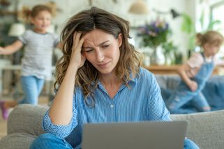 „Nikdo si nestěžoval, musely jsme stíhat.“ Jak se změnilo mateřství od doby našich maminek - Médium.cz